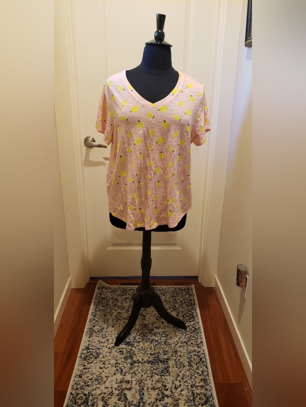 Old Navy V-Neck Short Sleeve Cotton Tee in Light Pink with Lemon Print